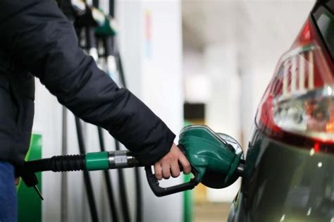 Harga minyak akan dikemaskini secara mingguan iaitu pada setiap hari sabtu, dan harga syiling ron95 ditetapkan kepada rm2.08 dan diesel pada rm2.18/liter. Tak berubah, harga runcit petrol kekal seperti minggu lalu ...