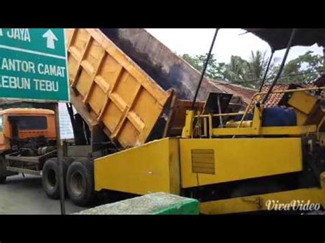 Pekerjaan marka jalan pengerjaan marka jalan merupakan tahapan terakhir dan jalan raya sudah jadi bagus dan berkualitas serta sudah siap. Proses penebalan aspal. Jalan raya kebun tebu. - YouTube
