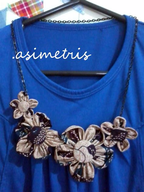 Satu lagi pilihan dress batik untuk kaum muda adalah model busana batik asimetris. kalung batik,, | Kalung, Kalung kain, Anting