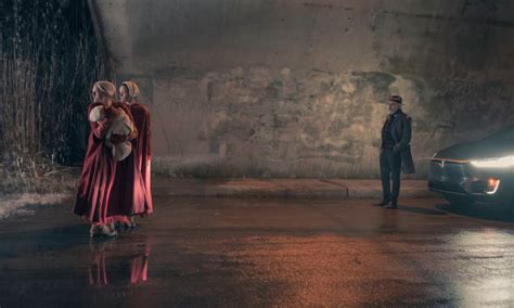 Die geschichte projeziert die provozierende vision eines totalitären staats, in dem frauen keine rechte mehr haben. The Handmaid's Tale season 3: Watch the intense new ...