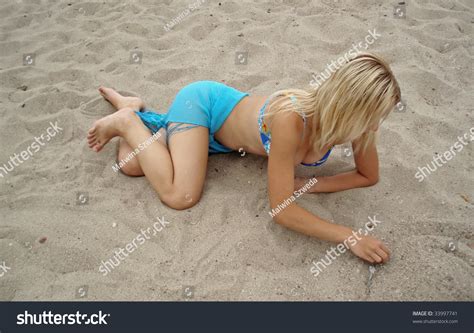 Sexy Blonde Girl Laying On Beach Foto Stok Shutterstock