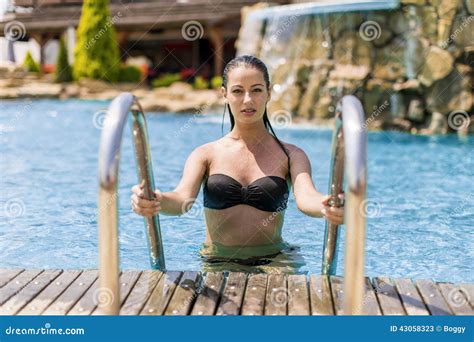 Jonge Vrouw In Zwembad Stock Afbeelding Image Of Sensueel