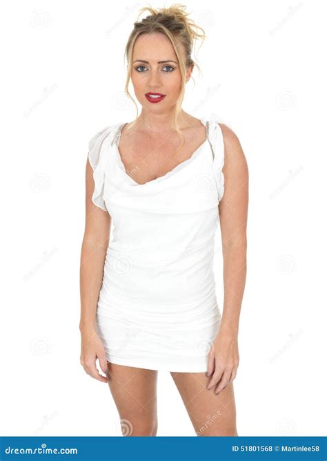 sexig ung kvinna som bär den korta vita klänningen som ser kameran arkivfoto bild av kamera