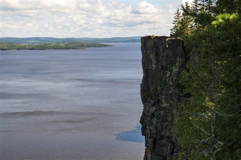 Devils Rock Trail In Ontario Has Epic Views That Might Make Your Knees