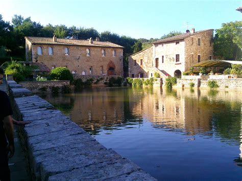 Turismo / cultura / food & beverage / insides. Bagno Vignoni - Wikipedia