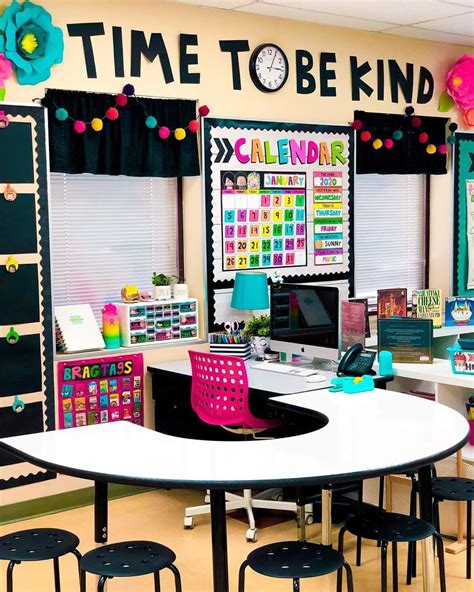 I Love How The Desk And The Teacher Table Are Set Up Kindergarten