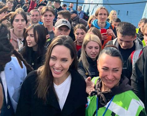Angelina Jolie Besucht Lviv Und Spricht Mit Kriegsvertriebenen