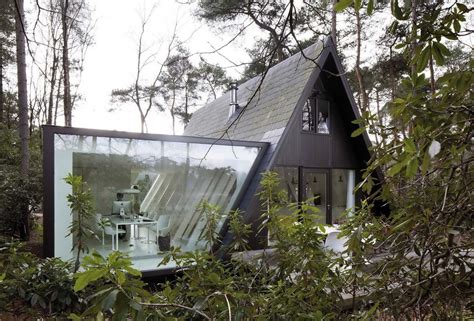 Une Maison A Frame Noire De 54m2 Et Son Extension Vitrée Design