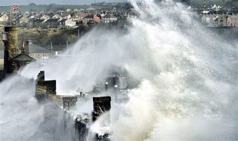 Tbw Life Threatening Floods And A Nine Foot Storm Surge As The Entire East Coast Of Britain Is