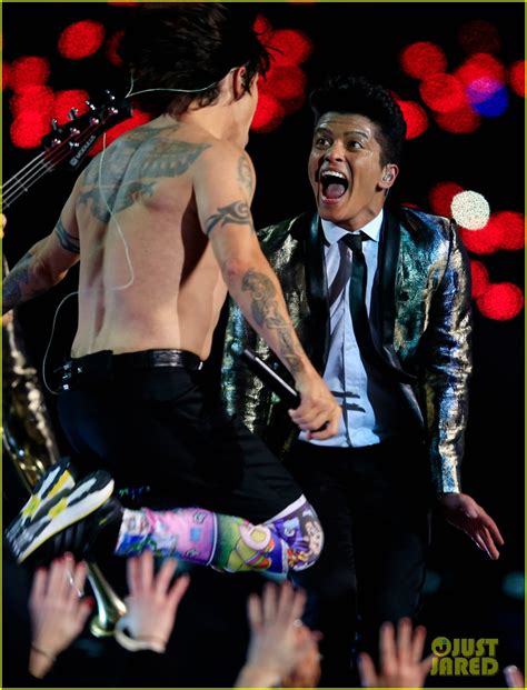 Red Hot Chili Peppers Super Bowl Halftime Show 2014 Video Photo