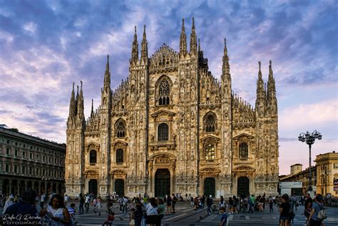 La catedral de milán (en italiano, duomo di milano) es una catedral gótica emplazada en la ciudad homónima.es la sede episcopal de la archidiócesis de milán.es una de las iglesias de culto católico más grandes del mundo (tiene 157 metros de largo y puede albergar más de 300 personas en su interior) y las ventanas del coro tienen la reputación de ser las mayores que se conocen. El Duomo de Milán por Rafa G. Recuero | Fotografía ...