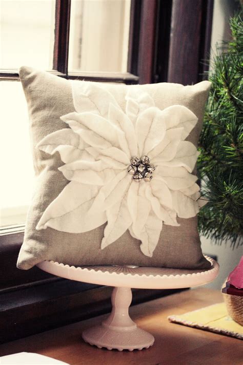 Poinsettia Pillow With Images Christmas Pillow Diy Pillows