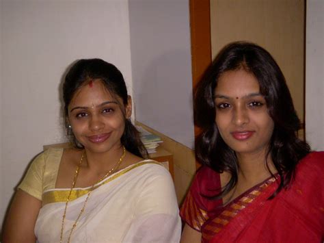 Cute Kerala Girls In Saree