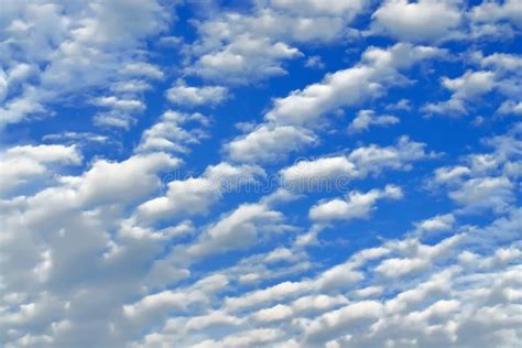 De Vlieg Van Cumuluswolken Over De Hemel Stock Foto Image Of Verlaten
