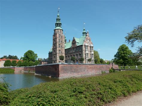 The enormous and utterly fascinating rosenborg castle is situated in the heart of the thriving city of copenhagen in denmark and boasts some of the most dazzling architectural feats in the country. bien vivre la retraite: Copenhague : le chateau de Rosenborg