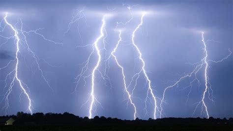 Onweermeter is een applicatie waarmee je de afstand van de onweer kan opmeten. In beeld: onweer en bliksem in Drenthe - RTV Drenthe