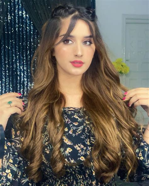 Alishbah Anjum Photos Hair Tips Video Hair Hacks Long Hair Styles