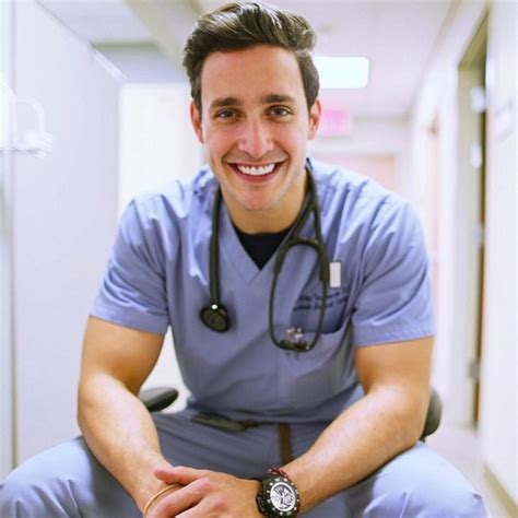 Mike Varshavski ‘el Doctor Más Guapo De Instagram Participa En