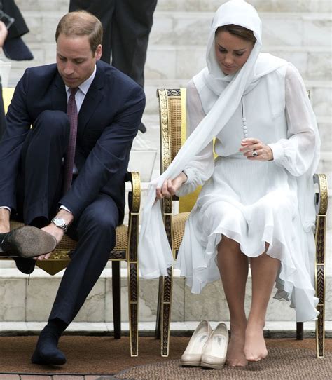 Kate Middleton Smiles Big And Goes Barefoot Visiting Malaysian Mosque Kate Middleton Feet