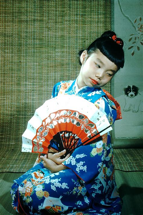25 Beautiful Kodachrome Pictures Of 50s Japanese Portraits In A Photo