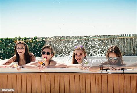 Hot Tub Girls Photos Et Images De Collection Getty Images