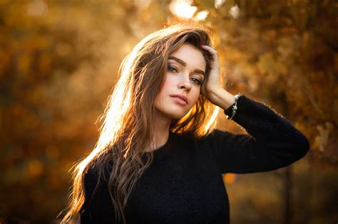 Women Model 500px Looking At Viewer Brunette Hands In Hair Sweater