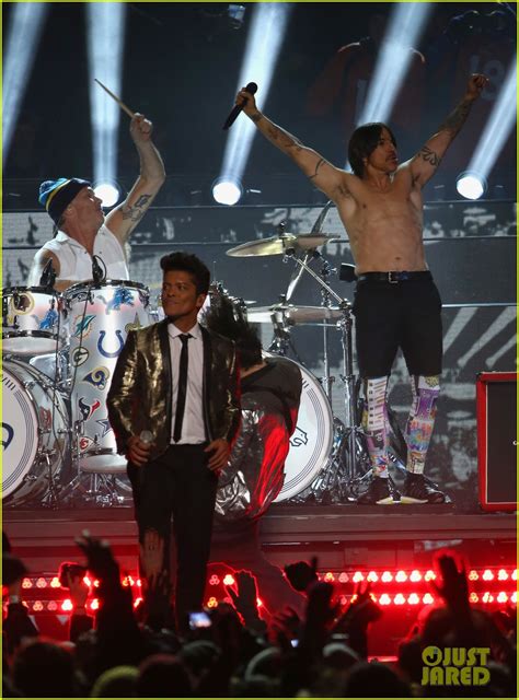 Red Hot Chili Peppers Super Bowl Halftime Show 2014 Video Photo