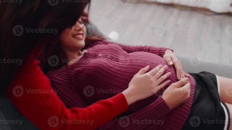 Feliz Pareja Lesbiana Embarazada Pasando Tiempo Juntos En Casa 11556019 Foto De Stock En Vecteezy