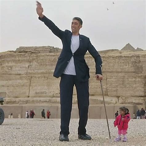 Tallest Man And Shortest Woman Have Photoshoot At Pyramids Of Giza