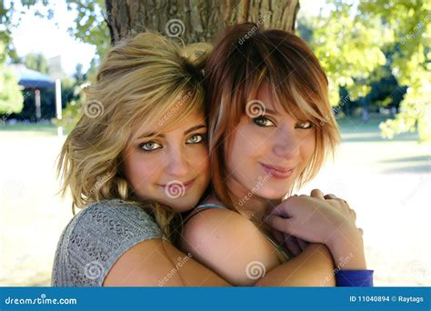 Deux filles photo stock Image du amitié adulte heureux