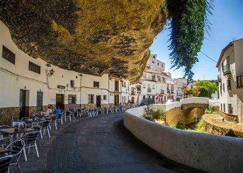 There would be nothing special about it if the town itself would not be built into the rock. Maleta en mano: Setenil de las Bodegas