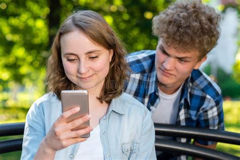 De Kerel Met Meisje Op Aard In De Zomer In Stad In Zijn Handen Houdt