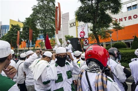 Mengapa Aksi FPI Merazia Atribut Perayaan Natal Harus Dilarang BBC News Indonesia