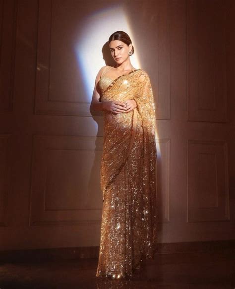 Kriti Sanon Turns Into The Ultimate Golden Girl At Sidharth And Kiaras Wedding Reception