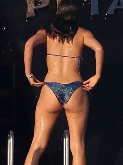 Photos Of The Day Bruna Marquezines Bikini Butt Tumbex