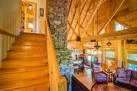 Located near the ocoee river and copperhill, your creekside cabin rental is immersed in the lush green woods. Blue Ridge Mountain Log Cabin NC