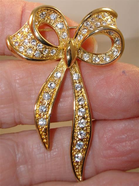 VINTAGE NAPIER GOLD TONE SPARKLING RHINESTONE BOW PIN BROOCH