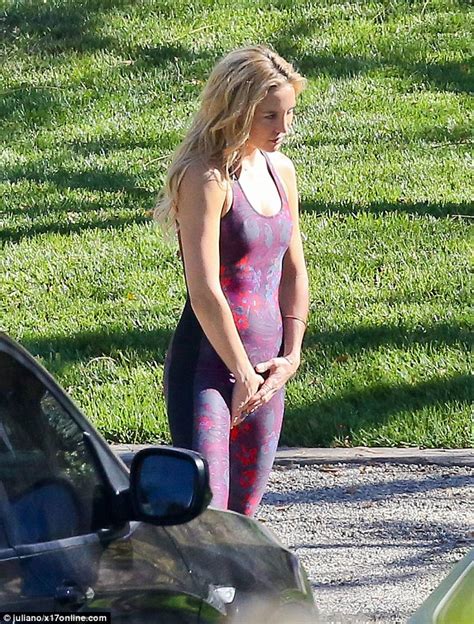 Kate Hudson Flaunts Her Slim Physique In Jumpsuit Daily Mail Online
