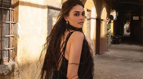 Esra Bilgic Aka Halime Sultan Looks Ethereal In All Black Outfit Dailynewsupdates