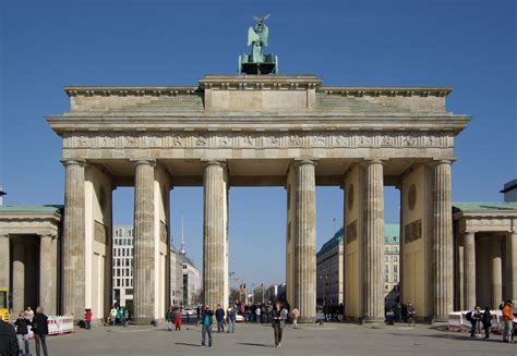 Sehenswürdigkeiten & wahrzeichen in berlin. File:Berlin Brandenburger Tor BW 1.jpg - Wikimedia Commons