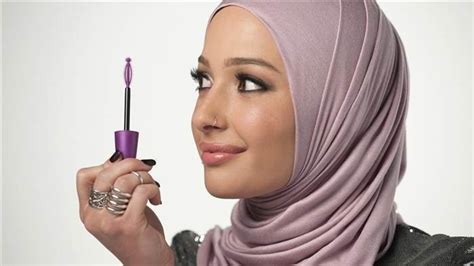 Muslim Beauty Blogger Becomes Covergirl S First Ambassador To Wear A Hijab Daily Sabah