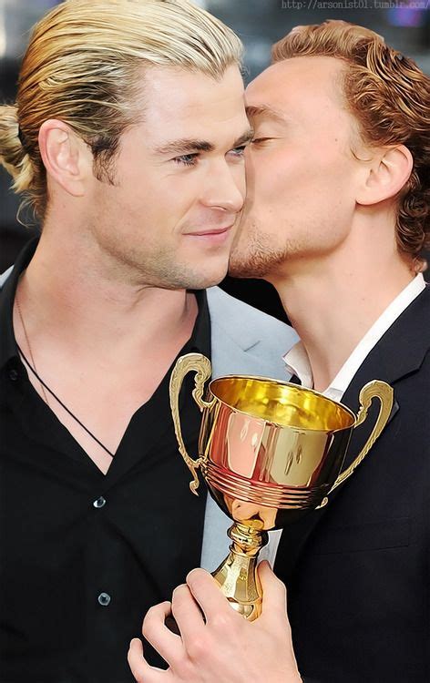 Chris And Tom Award Ceremony Tom Hiddleston Thorki Chris Hemsworth