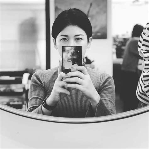 岡田育さんのインスタグラム写真 岡田育instagram 「春にny戻る前に巻くのが習性になって、とうとう美容師さんに「春だね〜」と言われた。中年女としてナメられては困るのですっぴんでも