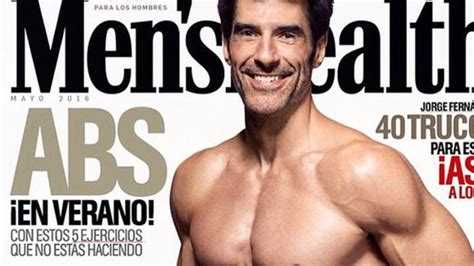 Jorge Fernández presume de torso desnudo y muestra sus abdominales en
