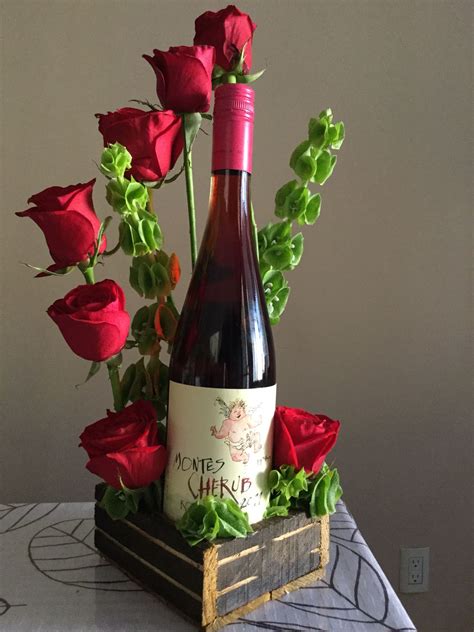 Arreglo Floral Con Botella De Vino Rosas Rojas Con Campana