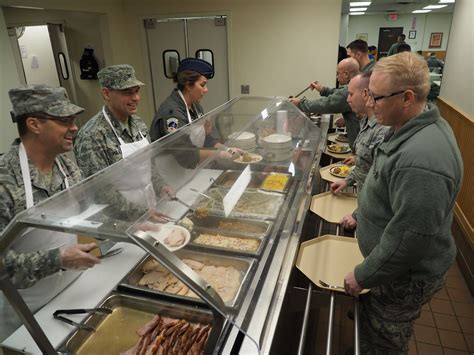 Leaders serve up Thanksgiving feast > Minneapolis-St Paul Air Reserve