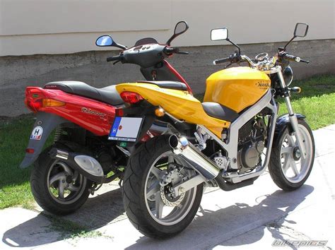 This is a fully faired learner legal sports bike. 2005 HYOSUNG GT 125 COMET | Picture 420424