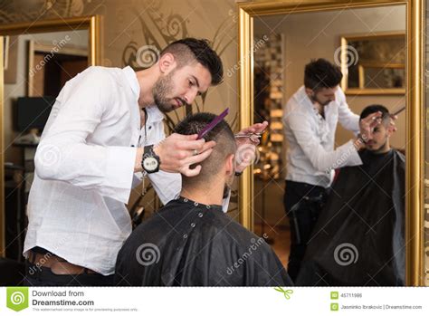 Junger Mann Friseur Making Haircut Tos Stockfoto Bild Von Schere Klient 45711986