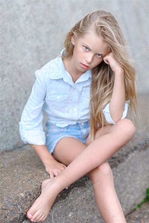 Портрет маленькой девочки на открытом воздухе летом стоковое фото