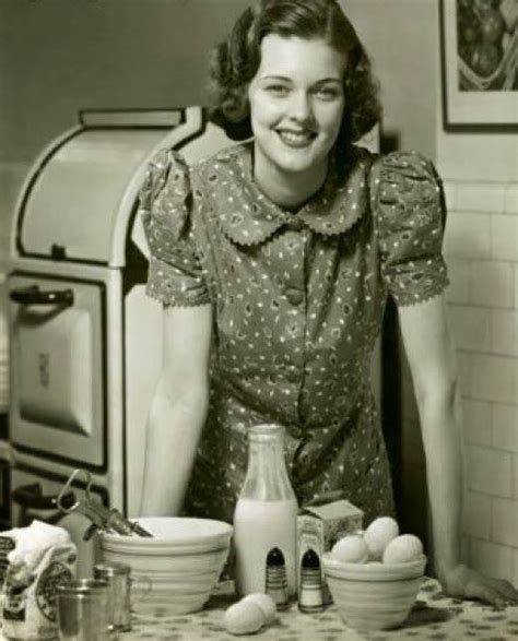 A Lady In The 1940s Vintage Housewife Fashion Vintage Life